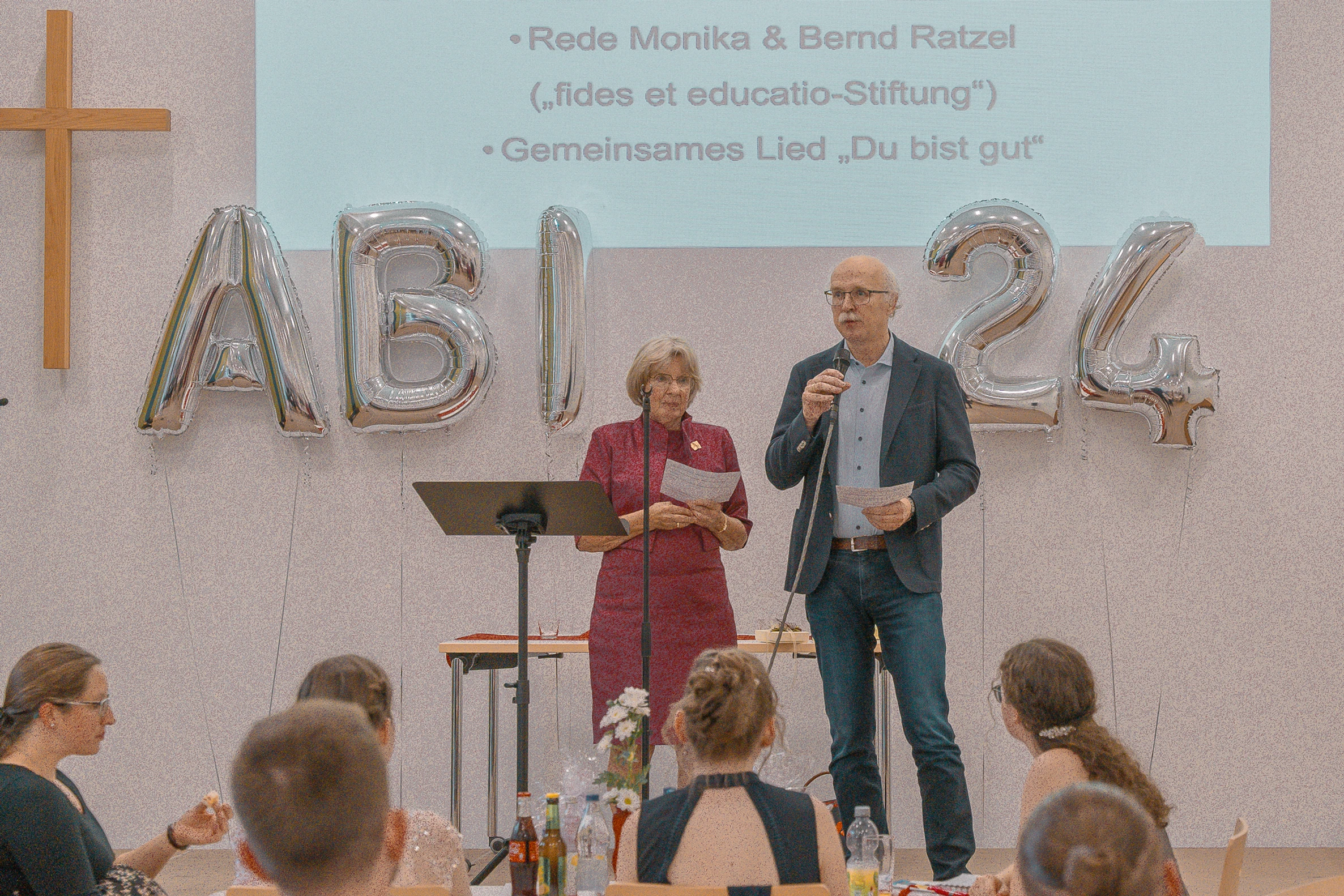 Monika und Bernd Ratzel bei der Abiturfeier 2024