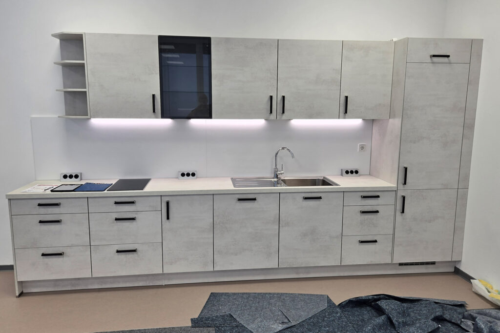 Fertige Lehrerküche des neuen Schulgebäudes der CSH