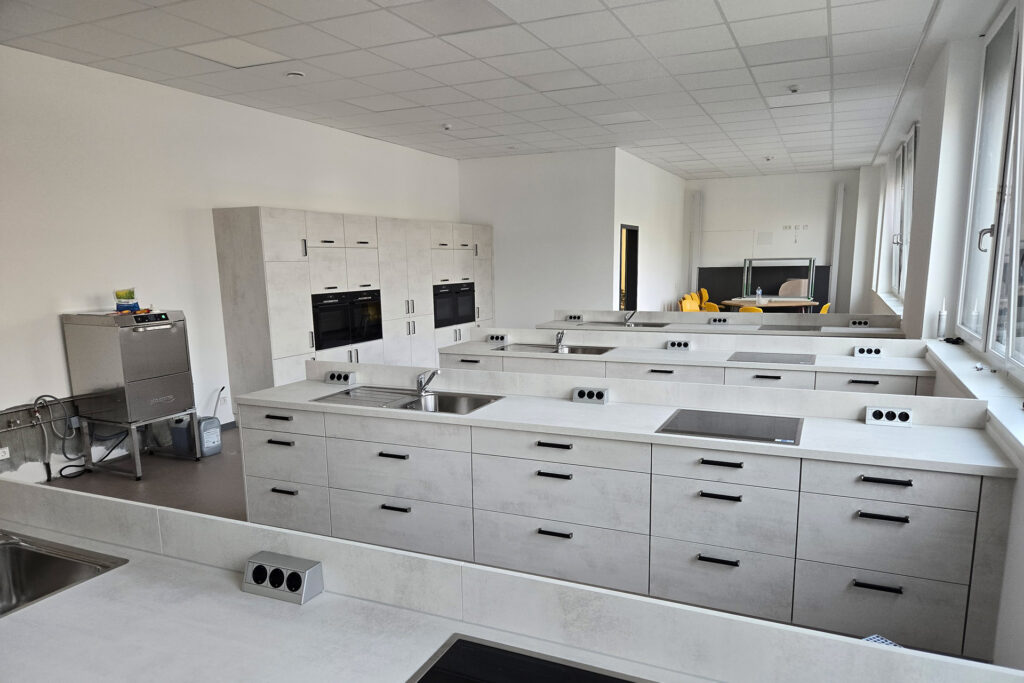 Fertige Schülerküche des neuen Schulgebäudes der CSH