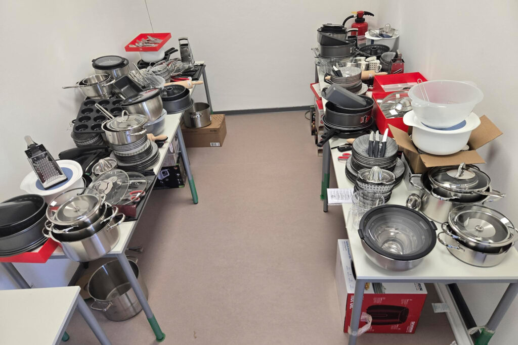 Zubehör der Schülerküche des neuen Schulgebäudes der CSH